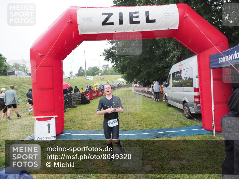 21.06.2025 - 27. Vierlanden-Triathlon MichiJ http://msf.ph/oto/8049320 15.06.2026 14:24:23 Ziel 1229, 1231 meine-sportfotos.de