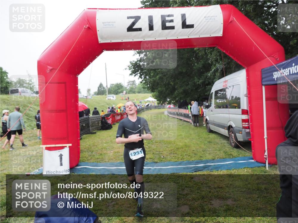 21.06.2025 - 27. Vierlanden-Triathlon MichiJ http://msf.ph/oto/8049322 15.06.2026 14:24:23 Ziel 1229, 1231 meine-sportfotos.de