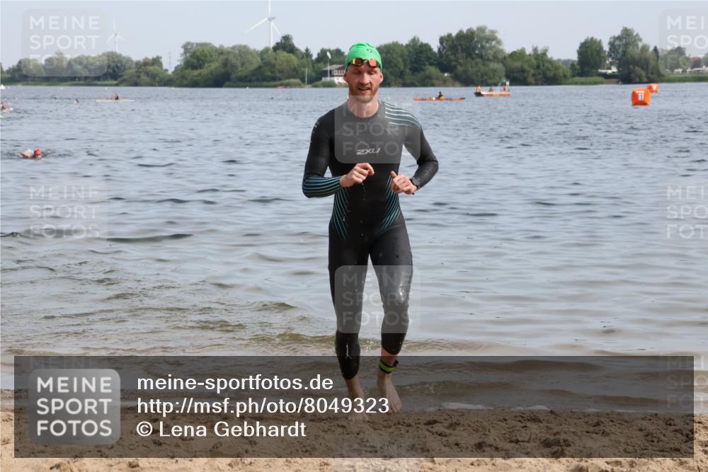 15.06.2025 - 27. Vierlanden-Triathlon Lena Gebhardt http://msf.ph/oto/8049323 15.06.2025 09:52:44 Schwimmen 313 meine-sportfotos.de