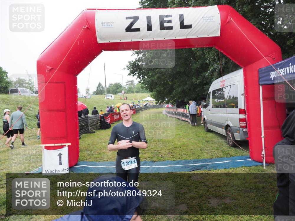 21.06.2025 - 27. Vierlanden-Triathlon MichiJ http://msf.ph/oto/8049324 15.06.2026 14:24:23 Ziel 1229, 1231 meine-sportfotos.de