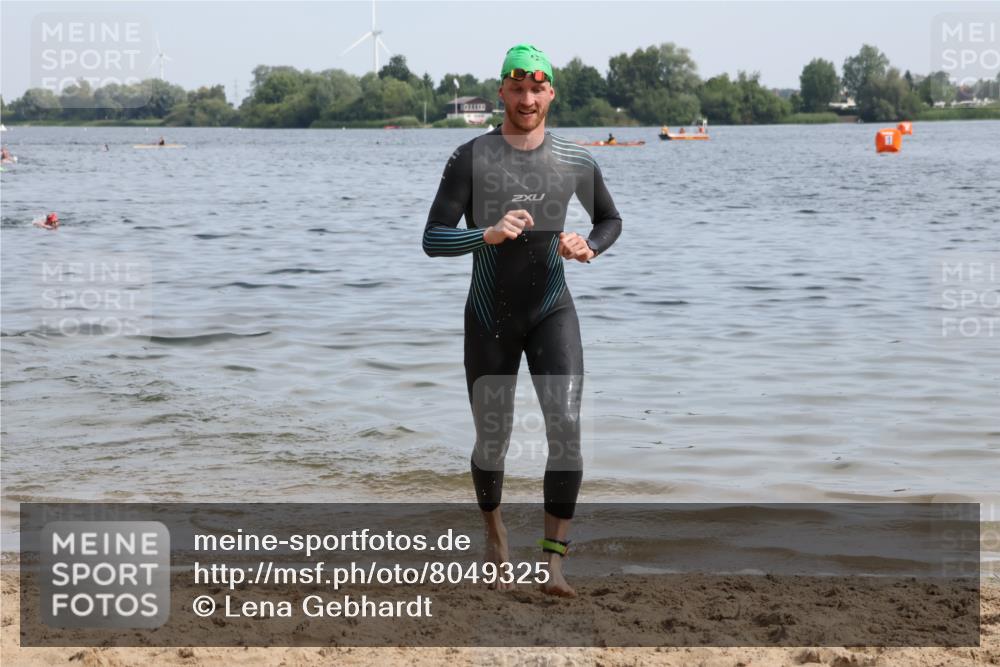 15.06.2025 - 27. Vierlanden-Triathlon Lena Gebhardt http://msf.ph/oto/8049325 15.06.2025 09:52:44 Schwimmen 313 meine-sportfotos.de
