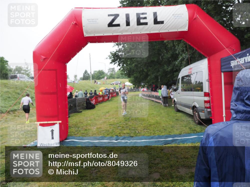 21.06.2025 - 27. Vierlanden-Triathlon MichiJ http://msf.ph/oto/8049326 15.06.2026 14:24:34 Ziel 1258 meine-sportfotos.de