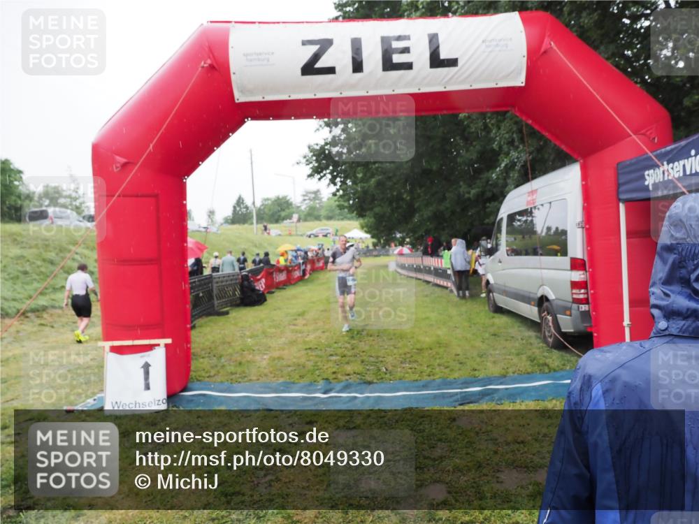 21.06.2025 - 27. Vierlanden-Triathlon MichiJ http://msf.ph/oto/8049330 15.06.2026 14:24:34 Ziel 1258 meine-sportfotos.de