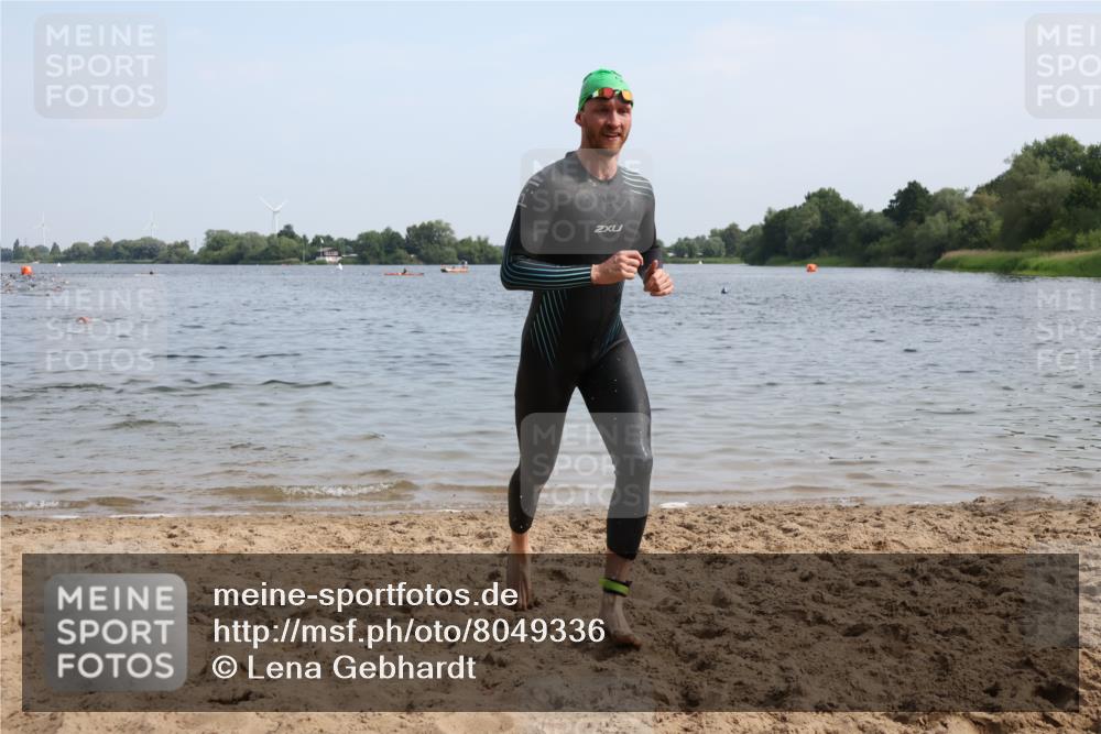 15.06.2025 - 27. Vierlanden-Triathlon Lena Gebhardt http://msf.ph/oto/8049336 15.06.2025 09:52:45 Schwimmen 313 meine-sportfotos.de
