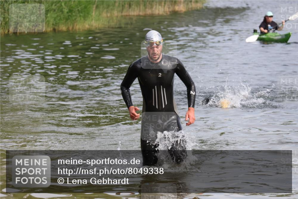 15.06.2025 - 27. Vierlanden-Triathlon Lena Gebhardt http://msf.ph/oto/8049338 15.06.2025 09:52:52 Schwimmen 313, 328 meine-sportfotos.de