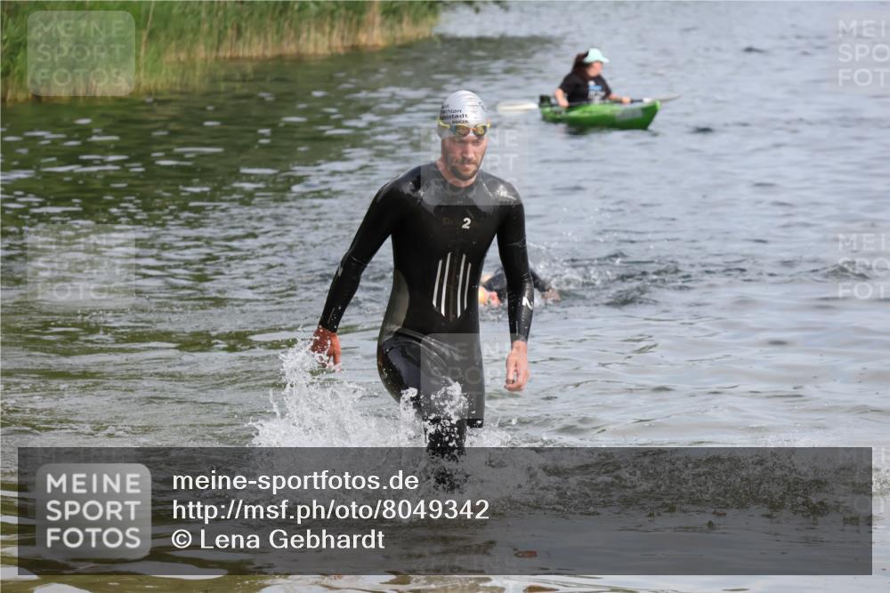 15.06.2025 - 27. Vierlanden-Triathlon Lena Gebhardt http://msf.ph/oto/8049342 15.06.2025 09:52:53 Schwimmen 313, 328 meine-sportfotos.de