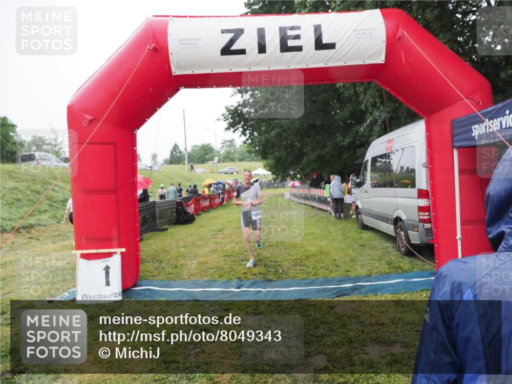 21.06.2025 - 27. Vierlanden-Triathlon MichiJ http://msf.ph/oto/8049343 15.06.2026 14:24:35 Ziel 1258 meine-sportfotos.de
