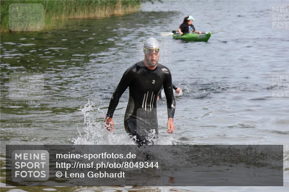 15.06.2025 - 27. Vierlanden-Triathlon Lena Gebhardt http://msf.ph/oto/8049344 15.06.2025 09:52:53 Schwimmen 313, 328 meine-sportfotos.de