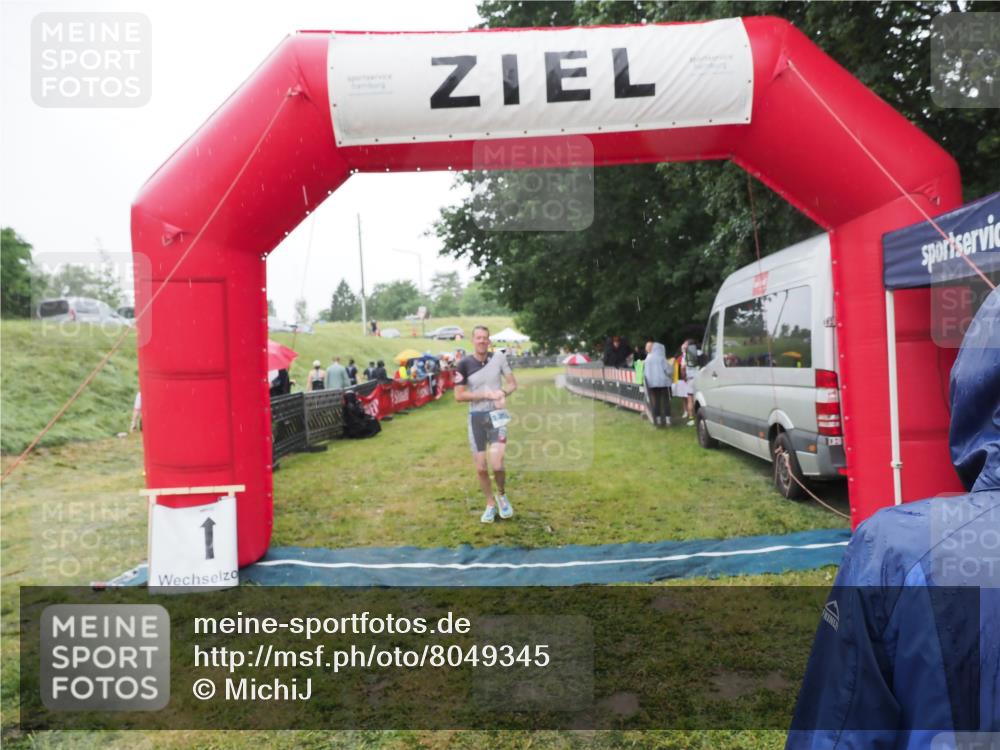 21.06.2025 - 27. Vierlanden-Triathlon MichiJ http://msf.ph/oto/8049345 15.06.2026 14:24:35 Ziel 1258 meine-sportfotos.de