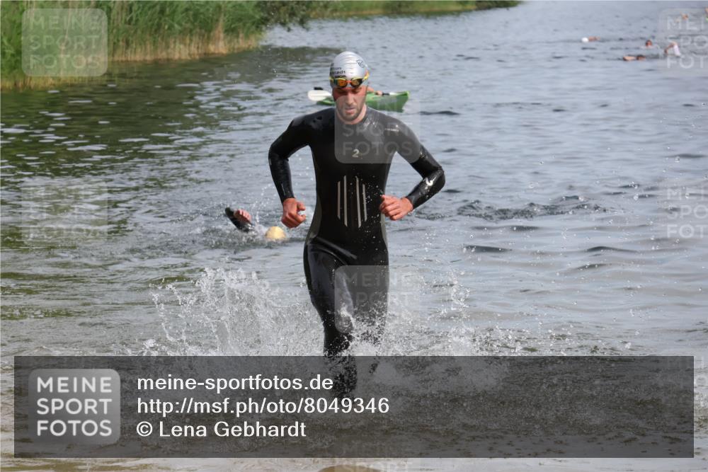 15.06.2025 - 27. Vierlanden-Triathlon Lena Gebhardt http://msf.ph/oto/8049346 15.06.2025 09:52:54 Schwimmen 313, 328 meine-sportfotos.de