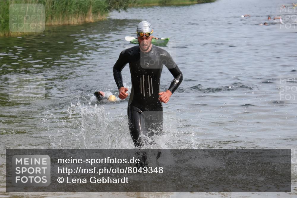 15.06.2025 - 27. Vierlanden-Triathlon Lena Gebhardt http://msf.ph/oto/8049348 15.06.2025 09:52:54 Schwimmen 313, 328 meine-sportfotos.de