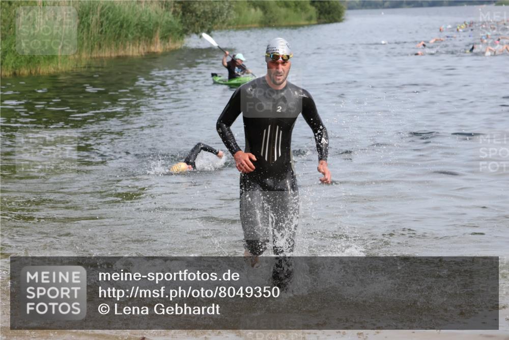 15.06.2025 - 27. Vierlanden-Triathlon Lena Gebhardt http://msf.ph/oto/8049350 15.06.2025 09:52:54 Schwimmen 313, 328 meine-sportfotos.de