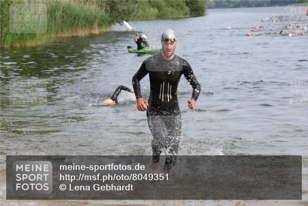 15.06.2025 - 27. Vierlanden-Triathlon Lena Gebhardt http://msf.ph/oto/8049351 15.06.2025 09:52:54 Schwimmen 313, 328 meine-sportfotos.de