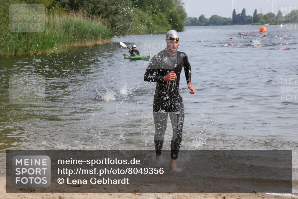 15.06.2025 - 27. Vierlanden-Triathlon Lena Gebhardt http://msf.ph/oto/8049356 15.06.2025 09:52:55 Schwimmen 328 meine-sportfotos.de