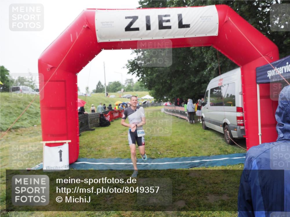 21.06.2025 - 27. Vierlanden-Triathlon MichiJ http://msf.ph/oto/8049357 15.06.2026 14:24:36 Ziel 1258 meine-sportfotos.de