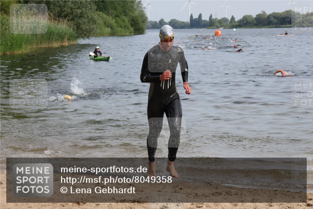 15.06.2025 - 27. Vierlanden-Triathlon Lena Gebhardt http://msf.ph/oto/8049358 15.06.2025 09:52:56 Schwimmen 328 meine-sportfotos.de