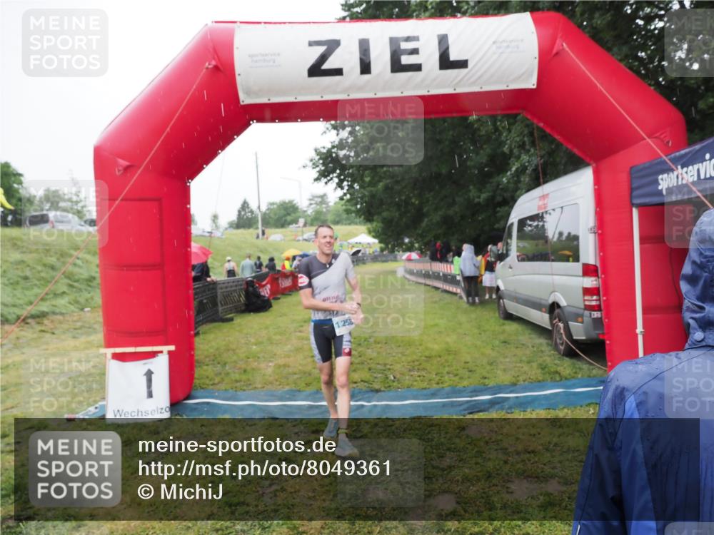 21.06.2025 - 27. Vierlanden-Triathlon MichiJ http://msf.ph/oto/8049361 15.06.2026 14:24:36 Ziel 1258 meine-sportfotos.de