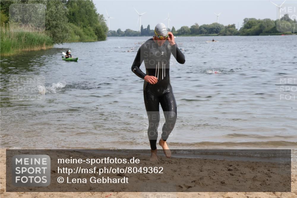 15.06.2025 - 27. Vierlanden-Triathlon Lena Gebhardt http://msf.ph/oto/8049362 15.06.2025 09:52:56 Schwimmen 328 meine-sportfotos.de