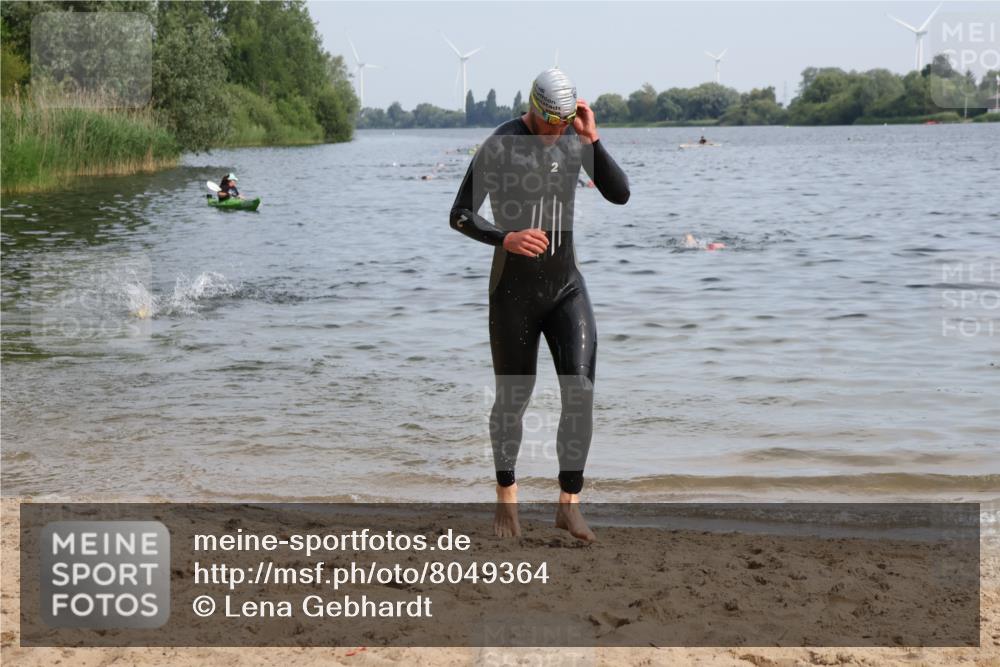 15.06.2025 - 27. Vierlanden-Triathlon Lena Gebhardt http://msf.ph/oto/8049364 15.06.2025 09:52:56 Schwimmen 328 meine-sportfotos.de