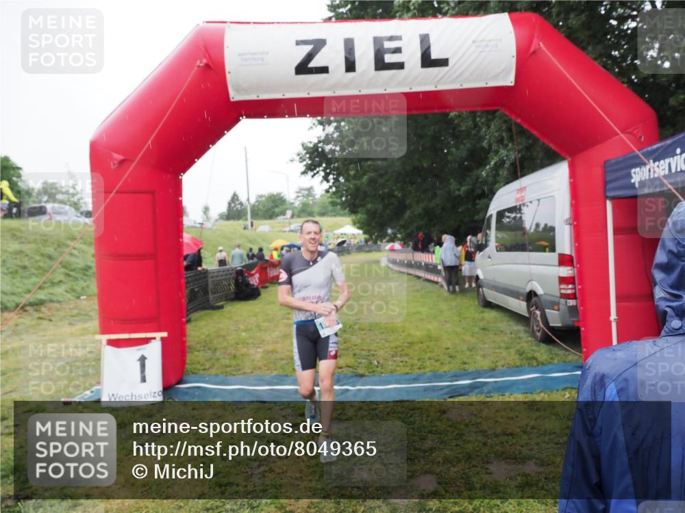 21.06.2025 - 27. Vierlanden-Triathlon MichiJ http://msf.ph/oto/8049365 15.06.2026 14:24:36 Ziel 1258 meine-sportfotos.de