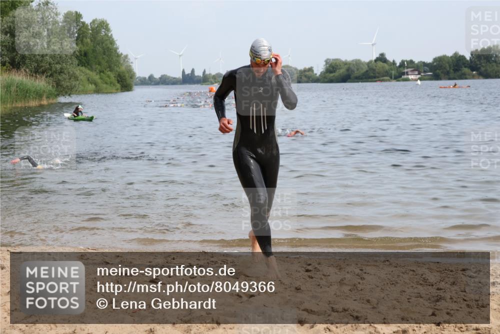 15.06.2025 - 27. Vierlanden-Triathlon Lena Gebhardt http://msf.ph/oto/8049366 15.06.2025 09:52:57 Schwimmen 265, 328 meine-sportfotos.de