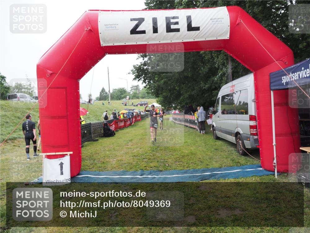 21.06.2025 - 27. Vierlanden-Triathlon MichiJ http://msf.ph/oto/8049369 15.06.2026 14:25:07 Ziel 1246, 1306 meine-sportfotos.de