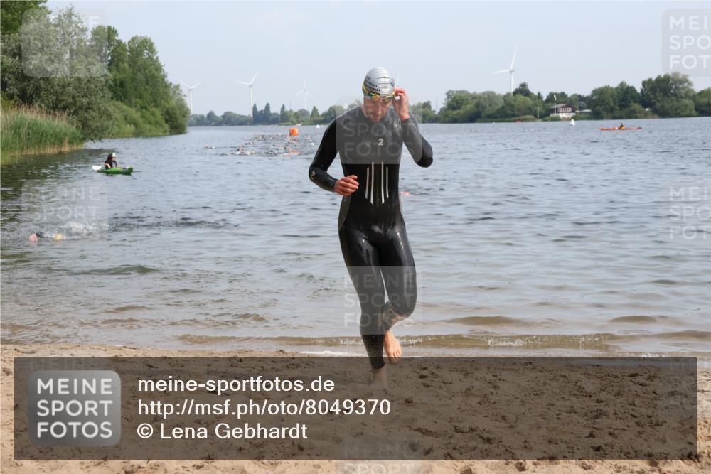15.06.2025 - 27. Vierlanden-Triathlon Lena Gebhardt http://msf.ph/oto/8049370 15.06.2025 09:52:57 Schwimmen 265, 328 meine-sportfotos.de