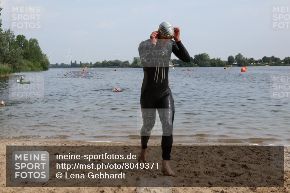 15.06.2025 - 27. Vierlanden-Triathlon Lena Gebhardt http://msf.ph/oto/8049371 15.06.2025 09:52:58 Schwimmen 265, 328 meine-sportfotos.de
