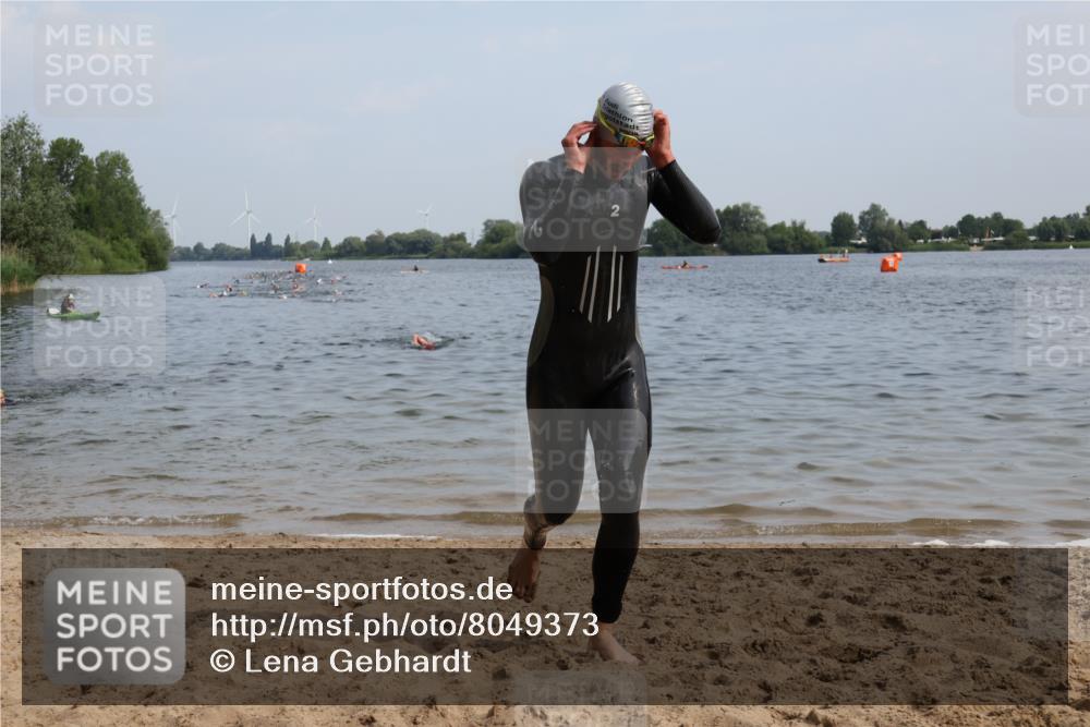 15.06.2025 - 27. Vierlanden-Triathlon Lena Gebhardt http://msf.ph/oto/8049373 15.06.2025 09:52:58 Schwimmen 265, 328 meine-sportfotos.de