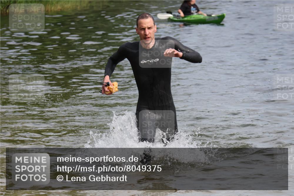 15.06.2025 - 27. Vierlanden-Triathlon Lena Gebhardt http://msf.ph/oto/8049375 15.06.2025 09:53:03 Schwimmen 265, 328 meine-sportfotos.de
