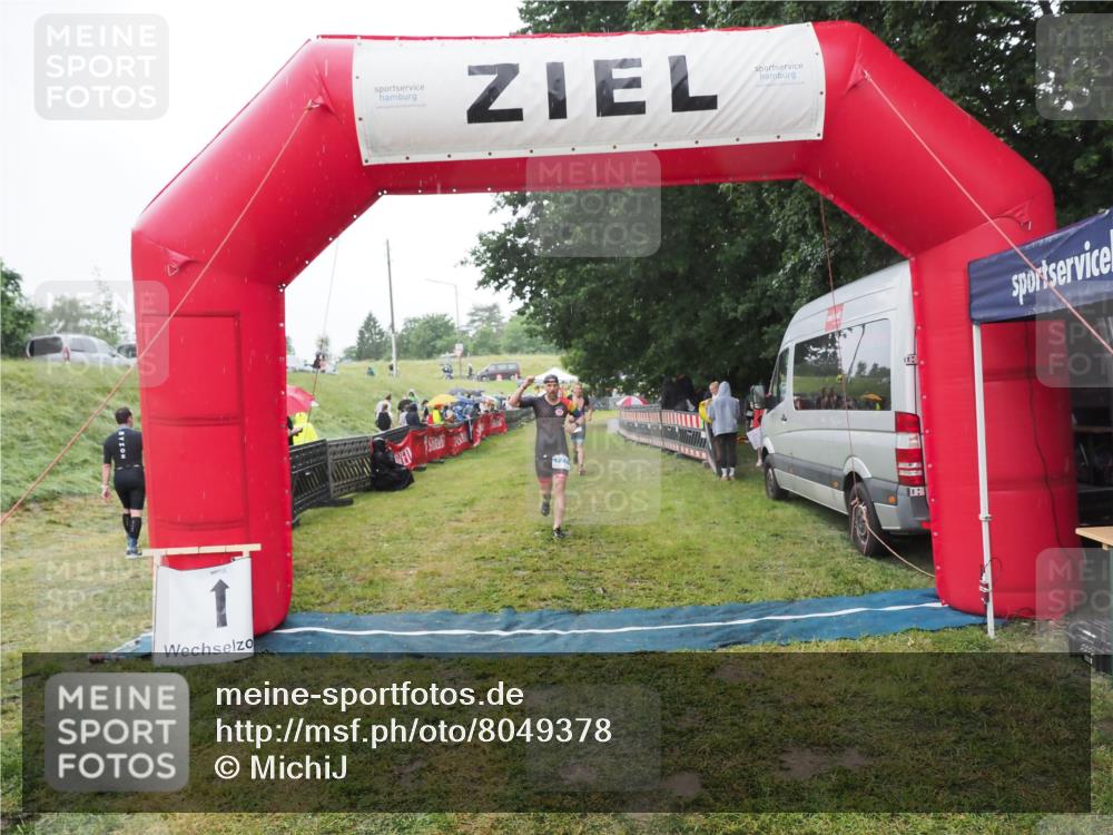 21.06.2025 - 27. Vierlanden-Triathlon MichiJ http://msf.ph/oto/8049378 15.06.2026 14:25:07 Ziel 1246, 1306 meine-sportfotos.de