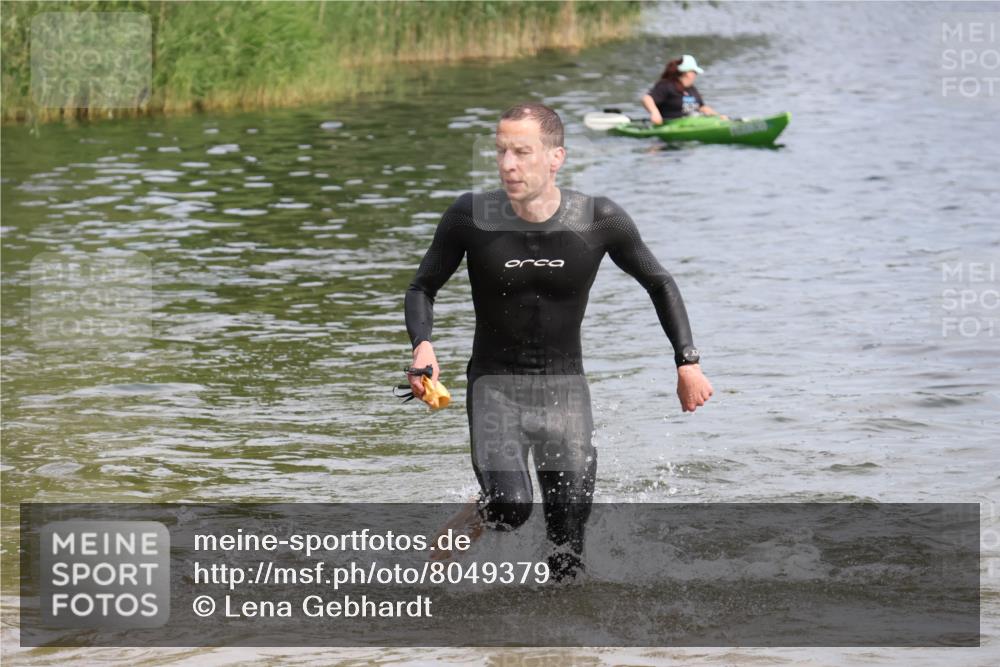 15.06.2025 - 27. Vierlanden-Triathlon Lena Gebhardt http://msf.ph/oto/8049379 15.06.2025 09:53:04 Schwimmen 265, 328 meine-sportfotos.de