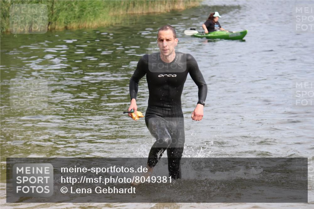 15.06.2025 - 27. Vierlanden-Triathlon Lena Gebhardt http://msf.ph/oto/8049381 15.06.2025 09:53:04 Schwimmen 265, 328 meine-sportfotos.de
