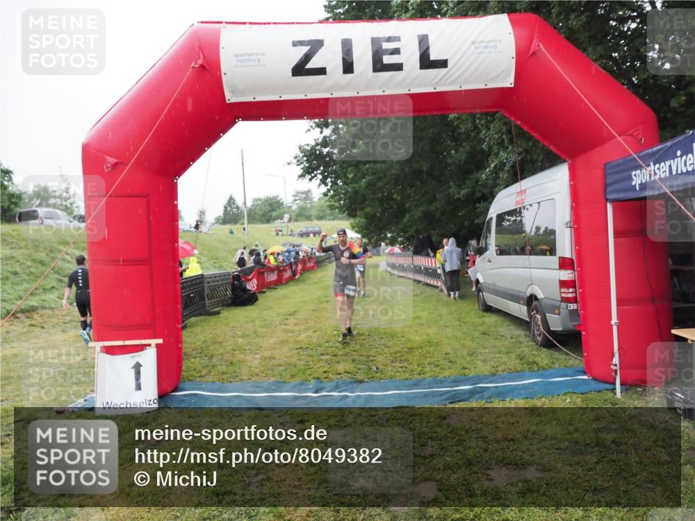 21.06.2025 - 27. Vierlanden-Triathlon MichiJ http://msf.ph/oto/8049382 15.06.2026 14:25:07 Ziel 1246, 1306 meine-sportfotos.de