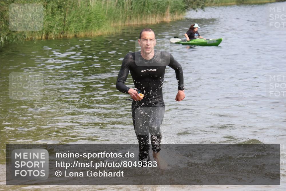 15.06.2025 - 27. Vierlanden-Triathlon Lena Gebhardt http://msf.ph/oto/8049383 15.06.2025 09:53:04 Schwimmen 265, 328 meine-sportfotos.de