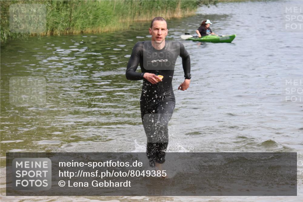15.06.2025 - 27. Vierlanden-Triathlon Lena Gebhardt http://msf.ph/oto/8049385 15.06.2025 09:53:04 Schwimmen 265, 328 meine-sportfotos.de