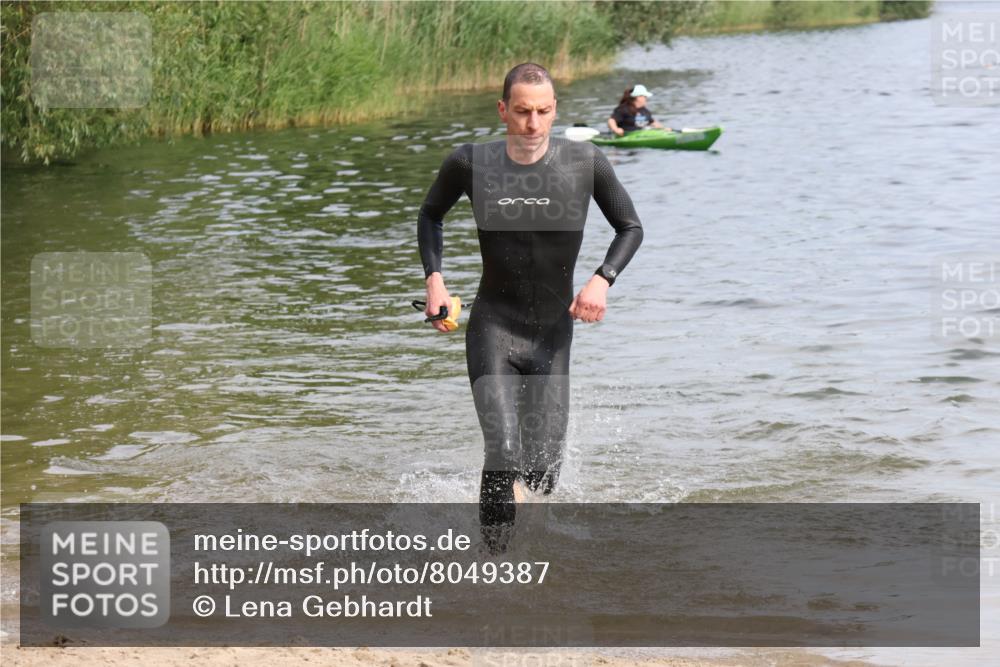 15.06.2025 - 27. Vierlanden-Triathlon Lena Gebhardt http://msf.ph/oto/8049387 15.06.2025 09:53:05 Schwimmen 265, 328 meine-sportfotos.de