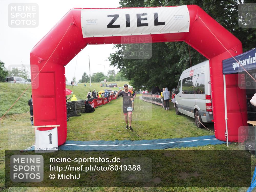 21.06.2025 - 27. Vierlanden-Triathlon MichiJ http://msf.ph/oto/8049388 15.06.2026 14:25:08 Ziel 1246, 1306 meine-sportfotos.de