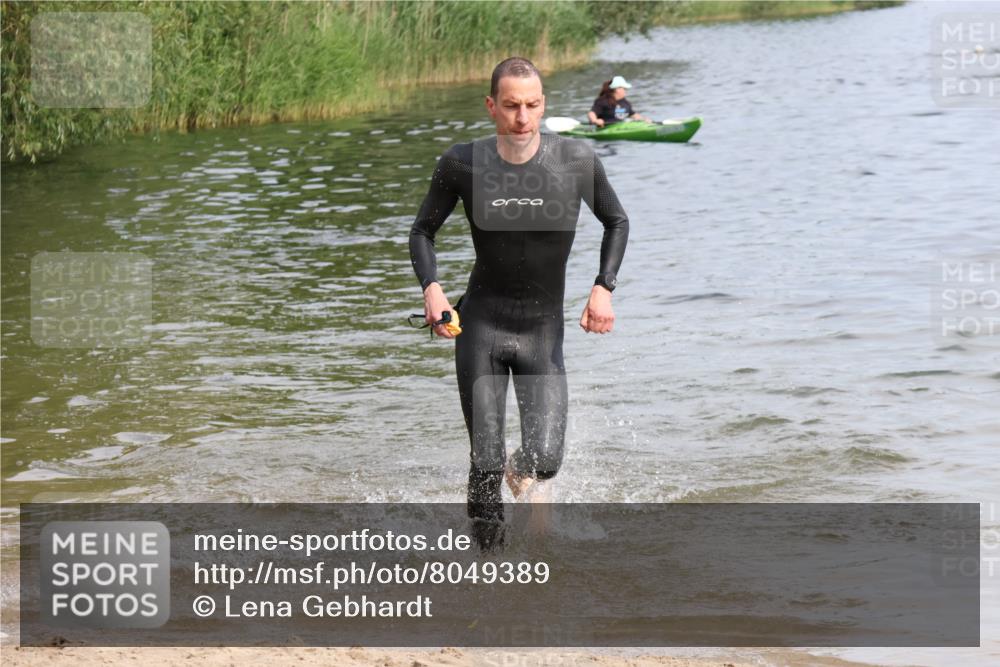 15.06.2025 - 27. Vierlanden-Triathlon Lena Gebhardt http://msf.ph/oto/8049389 15.06.2025 09:53:05 Schwimmen 265, 328 meine-sportfotos.de