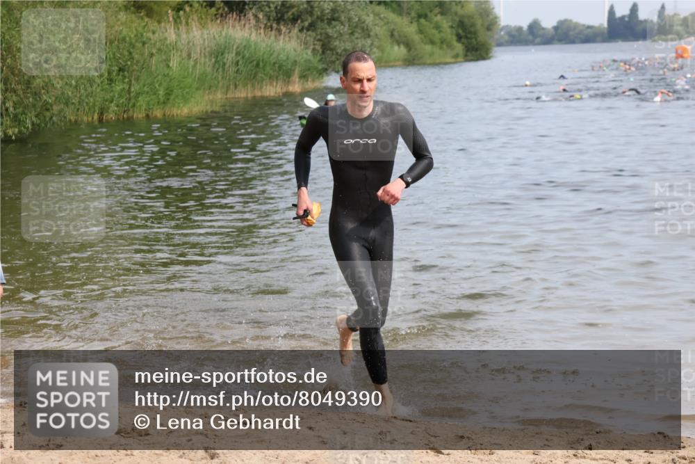 15.06.2025 - 27. Vierlanden-Triathlon Lena Gebhardt http://msf.ph/oto/8049390 15.06.2025 09:53:05 Schwimmen 265, 328 meine-sportfotos.de