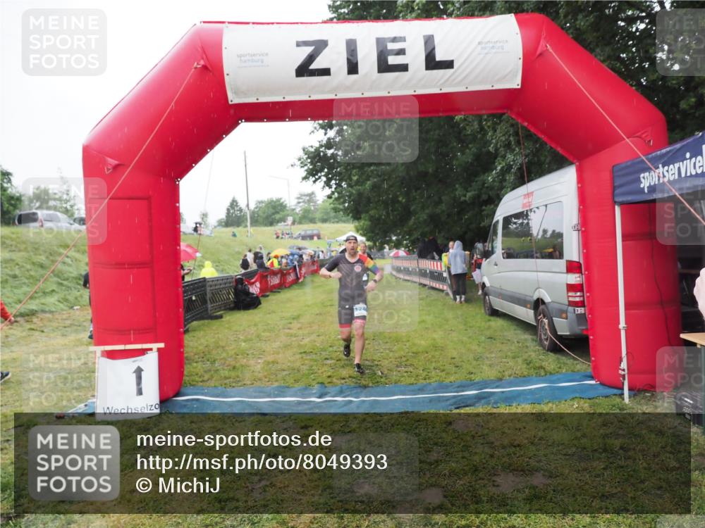 21.06.2025 - 27. Vierlanden-Triathlon MichiJ http://msf.ph/oto/8049393 15.06.2026 14:25:08 Ziel 1246, 1306 meine-sportfotos.de