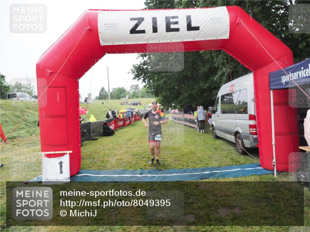 21.06.2025 - 27. Vierlanden-Triathlon MichiJ http://msf.ph/oto/8049395 15.06.2026 14:25:08 Ziel 1246, 1306 meine-sportfotos.de