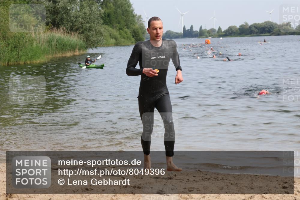 15.06.2025 - 27. Vierlanden-Triathlon Lena Gebhardt http://msf.ph/oto/8049396 15.06.2025 09:53:06 Schwimmen 265, 328 meine-sportfotos.de
