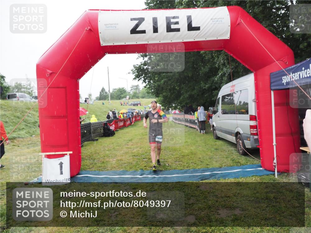 21.06.2025 - 27. Vierlanden-Triathlon MichiJ http://msf.ph/oto/8049397 15.06.2026 14:25:08 Ziel 1246, 1306 meine-sportfotos.de