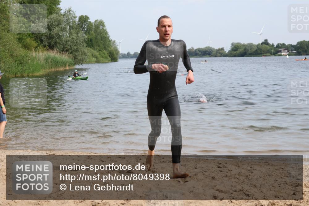 15.06.2025 - 27. Vierlanden-Triathlon Lena Gebhardt http://msf.ph/oto/8049398 15.06.2025 09:53:07 Schwimmen 265, 328 meine-sportfotos.de