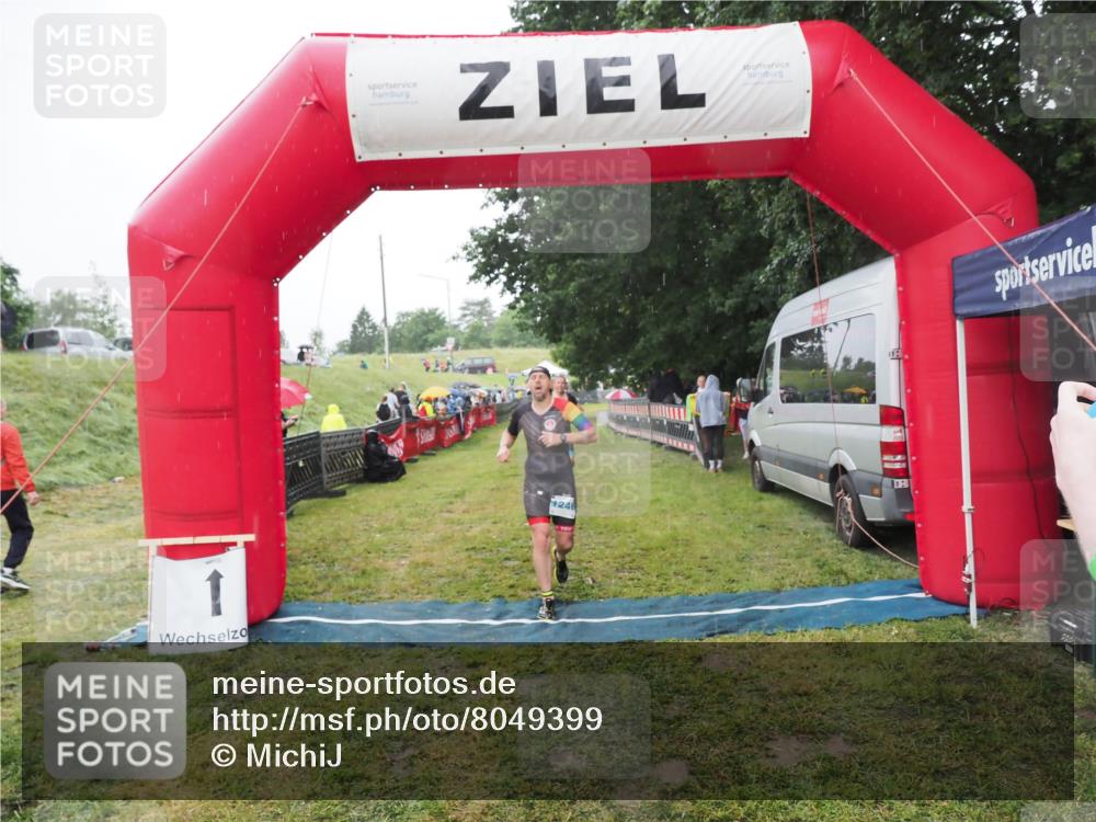 21.06.2025 - 27. Vierlanden-Triathlon MichiJ http://msf.ph/oto/8049399 15.06.2026 14:25:08 Ziel 1246, 1306 meine-sportfotos.de