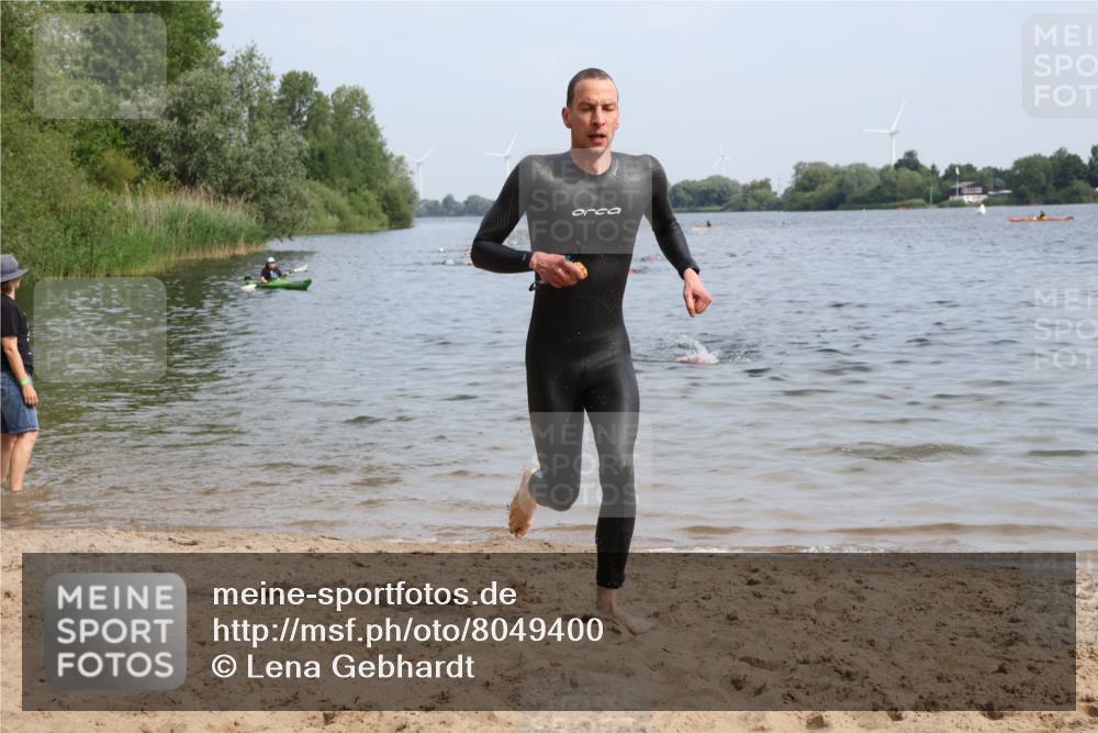 15.06.2025 - 27. Vierlanden-Triathlon Lena Gebhardt http://msf.ph/oto/8049400 15.06.2025 09:53:07 Schwimmen 265, 328 meine-sportfotos.de