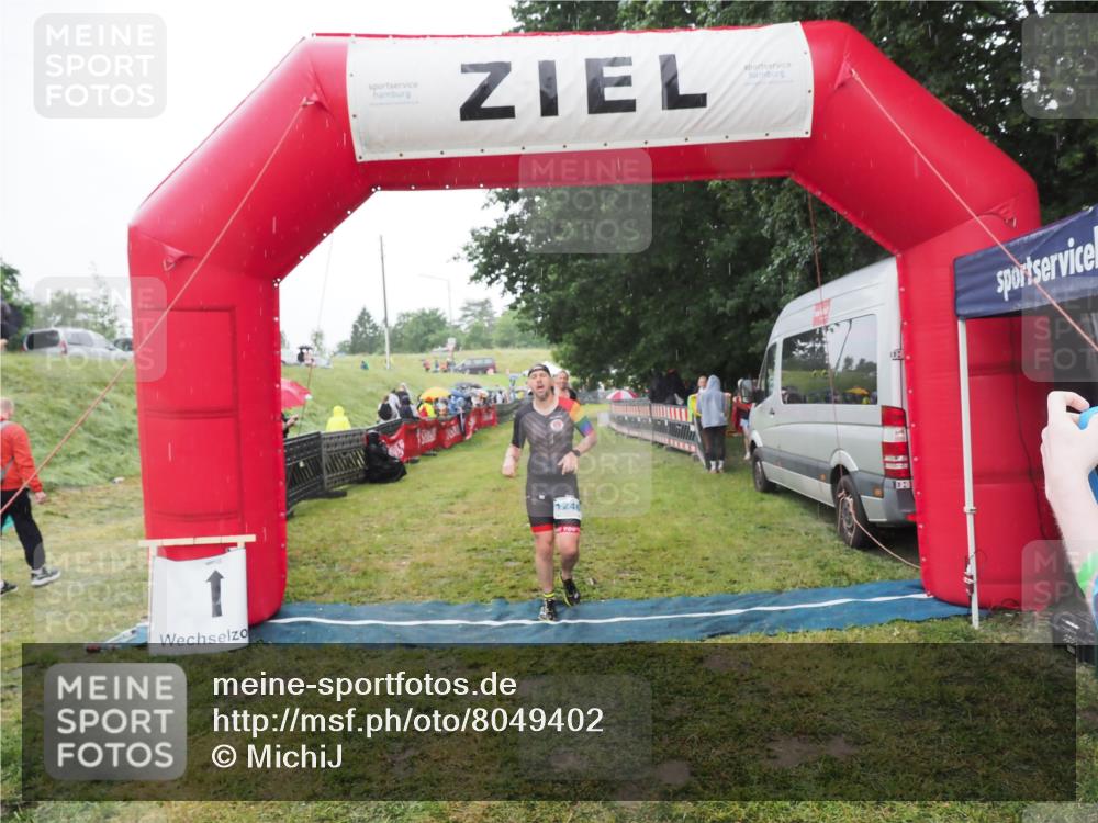 21.06.2025 - 27. Vierlanden-Triathlon MichiJ http://msf.ph/oto/8049402 15.06.2026 14:25:08 Ziel 1246, 1306 meine-sportfotos.de