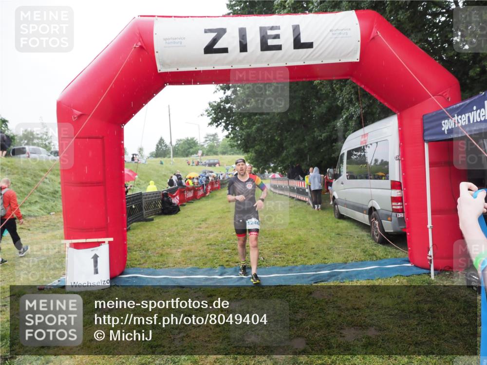 21.06.2025 - 27. Vierlanden-Triathlon MichiJ http://msf.ph/oto/8049404 15.06.2026 14:25:09 Ziel 1246, 1306 meine-sportfotos.de