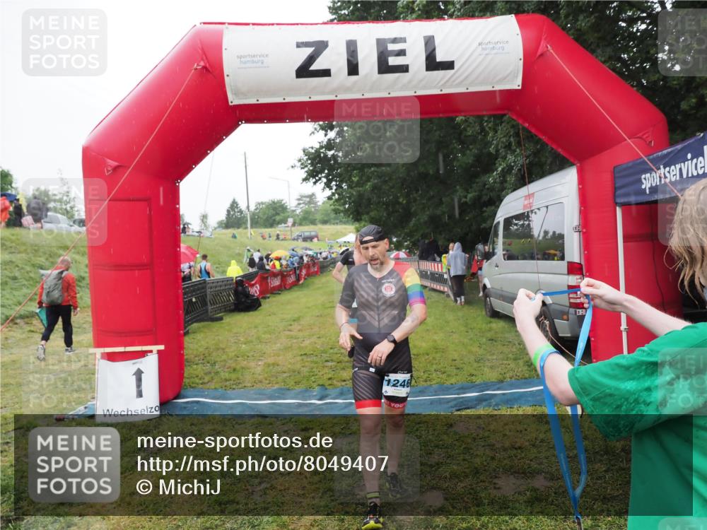 21.06.2025 - 27. Vierlanden-Triathlon MichiJ http://msf.ph/oto/8049407 15.06.2026 14:25:10 Ziel 1246, 1306 meine-sportfotos.de